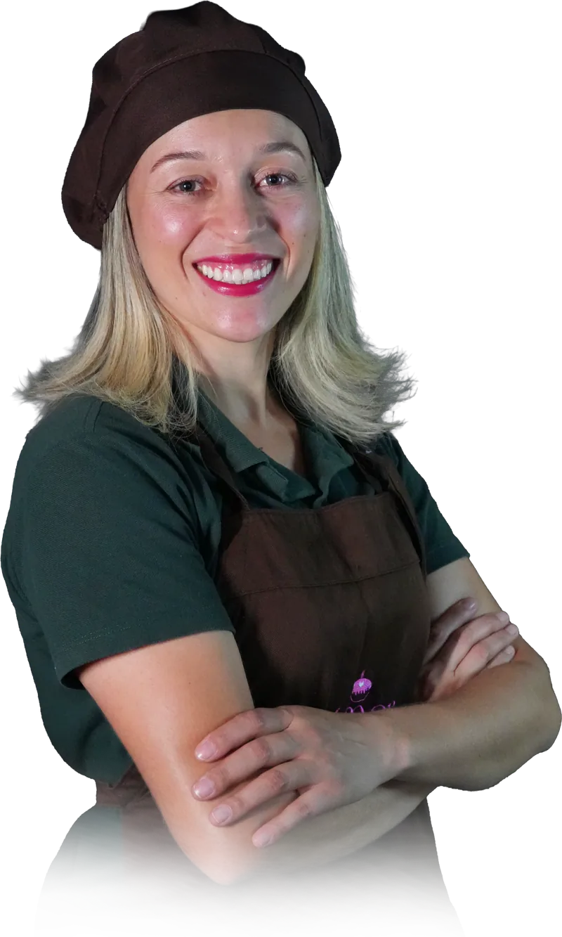 Dani Brasileiro, fundadora da Amor Quentinho, sorrindo de braços cruzados